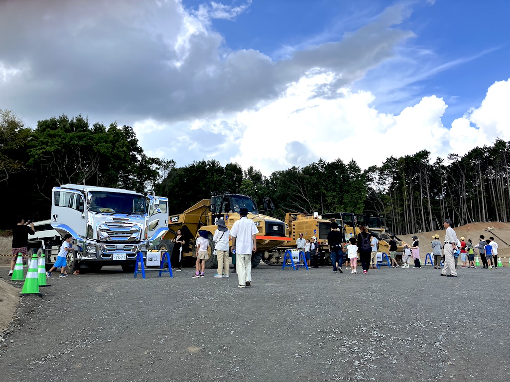 さまざまな大型建設重機を展示・体験